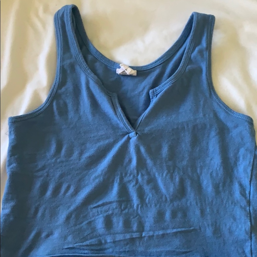 Blue tank top cropped